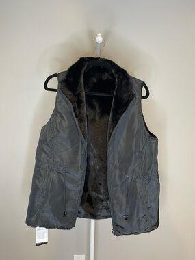Bloomingdale's Reversible Black Nylon Faux-Fur Vest Cozy Layer - Medium